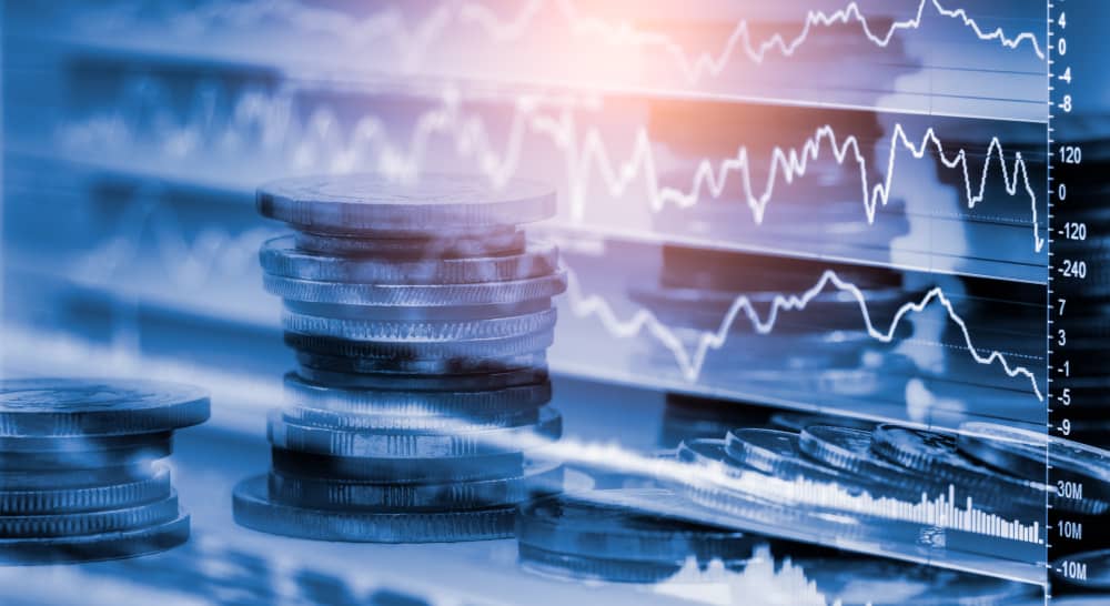 Preischart mit Münzen, welche den Verlauf von Diamantpreisen symbolisiert