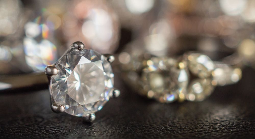 Diamant Brillant Ring weiss gelbe farbige Diamanten im Hintergrund