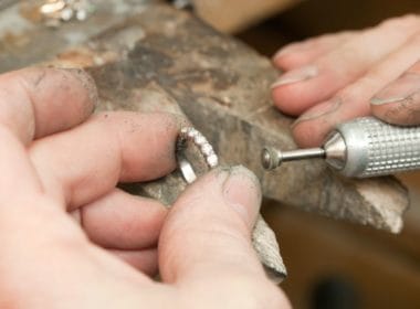 Diamant Schmuck Herstellung durch einen Goldschmied