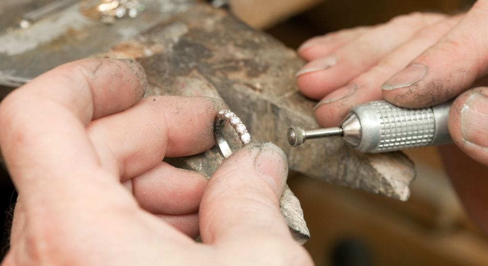 Diamant Schmuck Herstellung durch einen Goldschmied