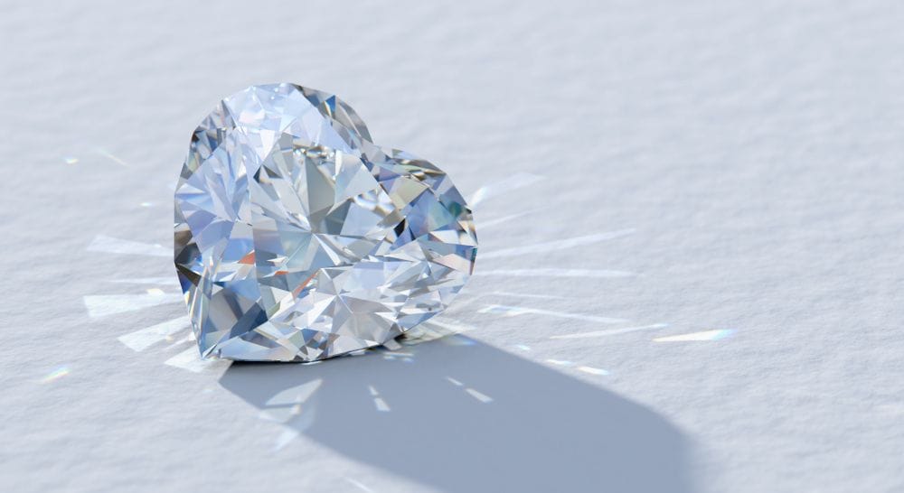 Diamant in Herzform mit starkem Feuer, funkelt schön, hohe Brillanz