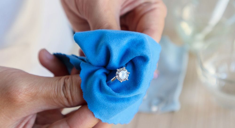 Diamant Schmuck reinigen putzen mit Tuch, fettfreier Diamant