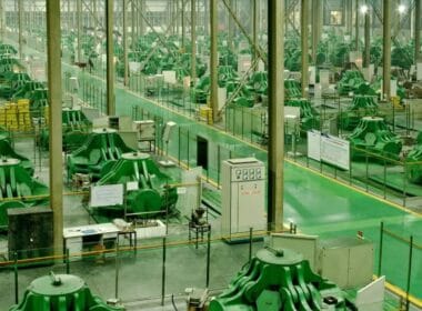 Maschinenhalle einer Fabrik für künstliche Diamanten