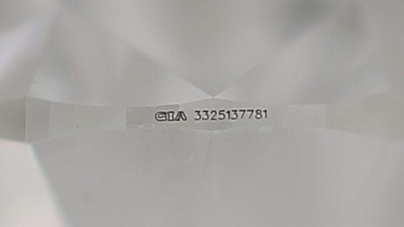 GIA Lasergravur auf einem Diamanten