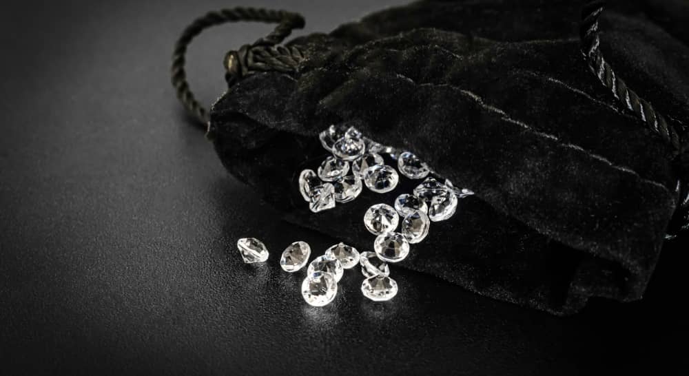 Diamantportfolio mit mehreren Diamanten in einem Beutel