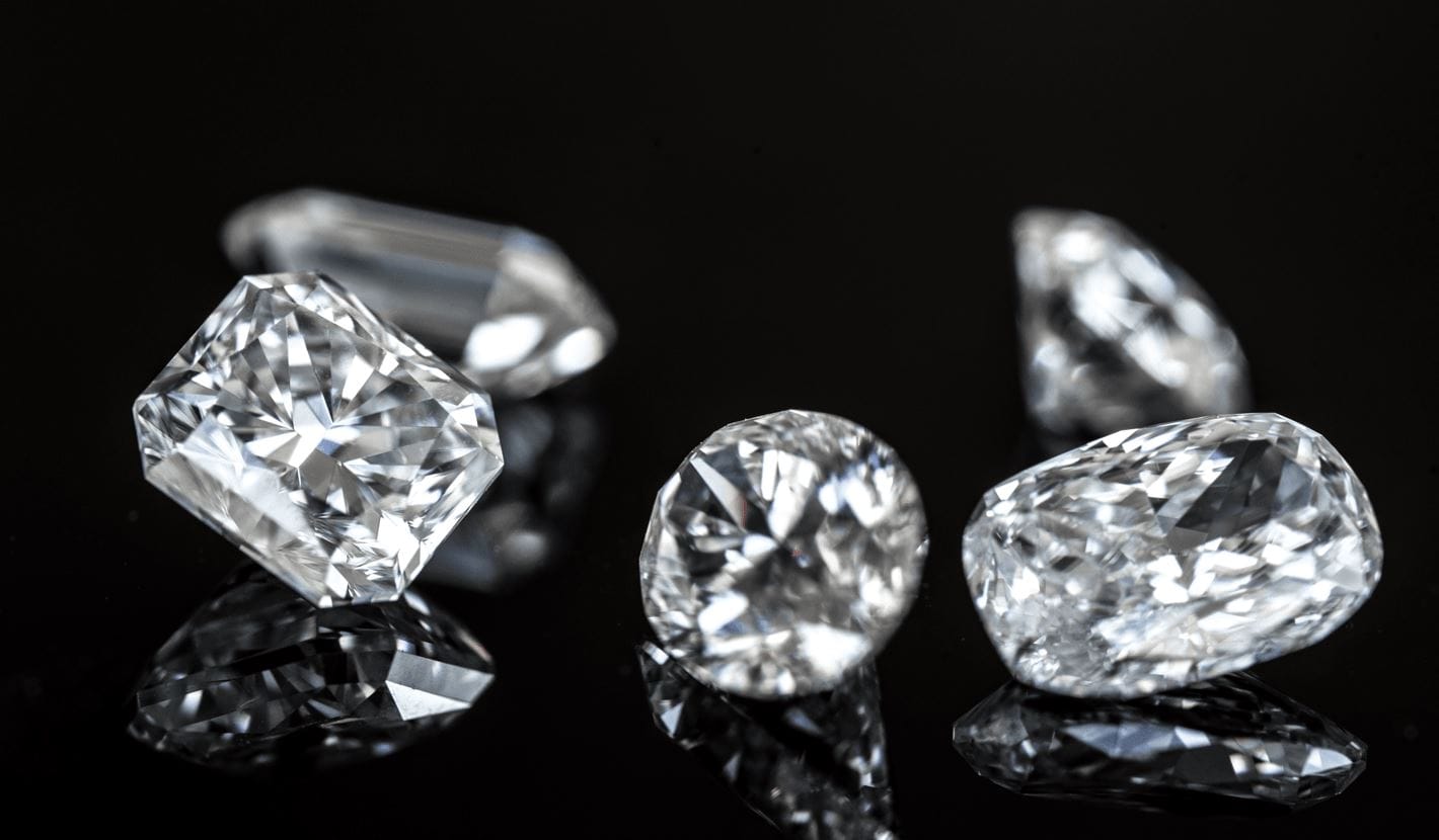 Lose Diamanten auf schwarzem Hintergrund
