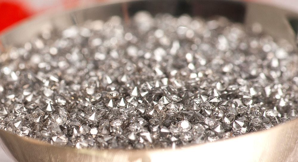 Grosse Auswahl an losen geschliffenen Diamanten (Brillanten) in einer Schale