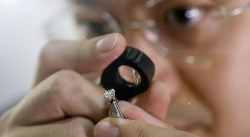 Diamant Spezialist Gemmologe prüft Qualität Diamant mit Lupe lupenrein