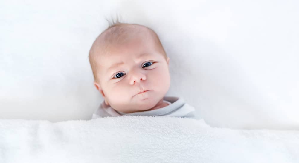 Patenkind freut sich über Geschenk von Gotte und Götti